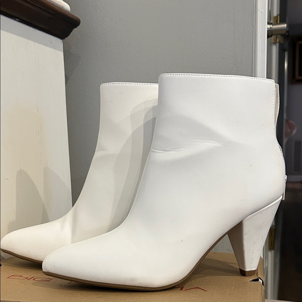Dream Pairs Chic White Ankle Boots